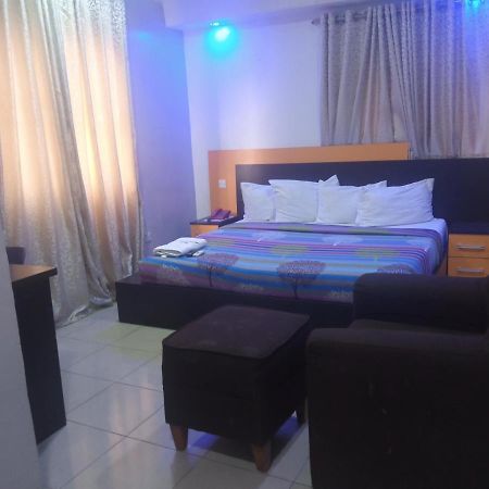 Alluring View Hotel - Toyin Sreet إيكجا المظهر الخارجي الصورة