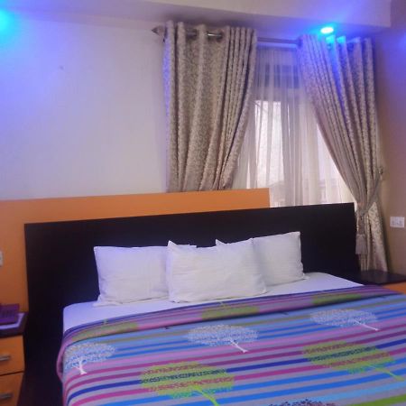 Alluring View Hotel - Toyin Sreet إيكجا المظهر الخارجي الصورة