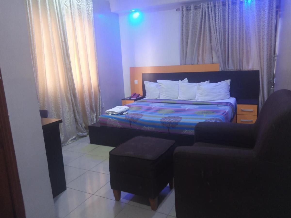 Alluring View Hotel - Toyin Sreet إيكجا المظهر الخارجي الصورة
