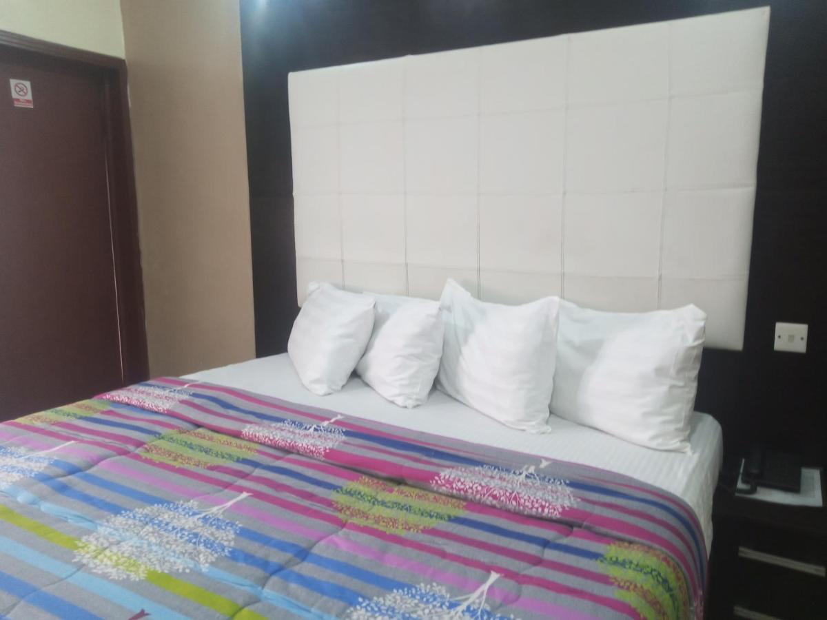 Alluring View Hotel - Toyin Sreet إيكجا المظهر الخارجي الصورة