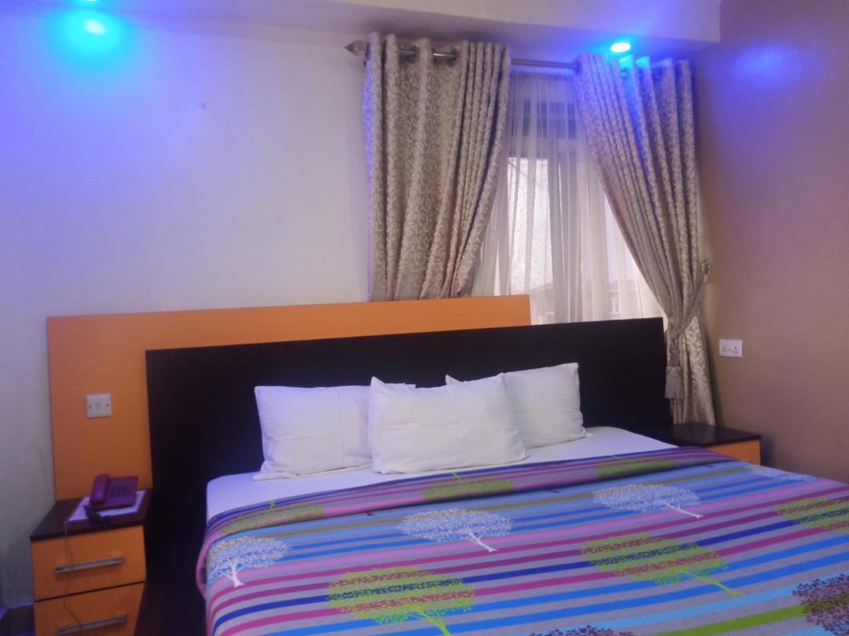 Alluring View Hotel - Toyin Sreet إيكجا المظهر الخارجي الصورة