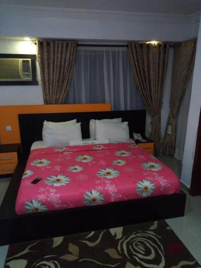 Alluring View Hotel - Toyin Sreet إيكجا المظهر الخارجي الصورة