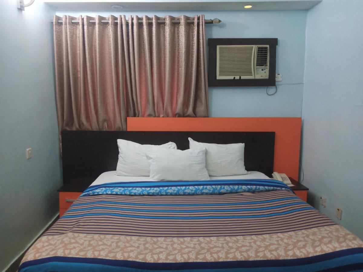 Alluring View Hotel - Toyin Sreet إيكجا المظهر الخارجي الصورة