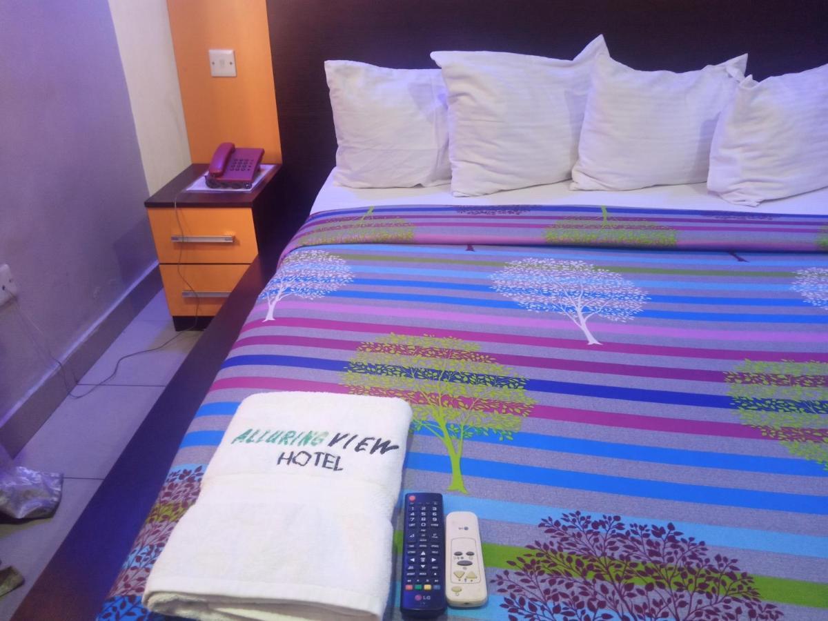 Alluring View Hotel - Toyin Sreet إيكجا المظهر الخارجي الصورة