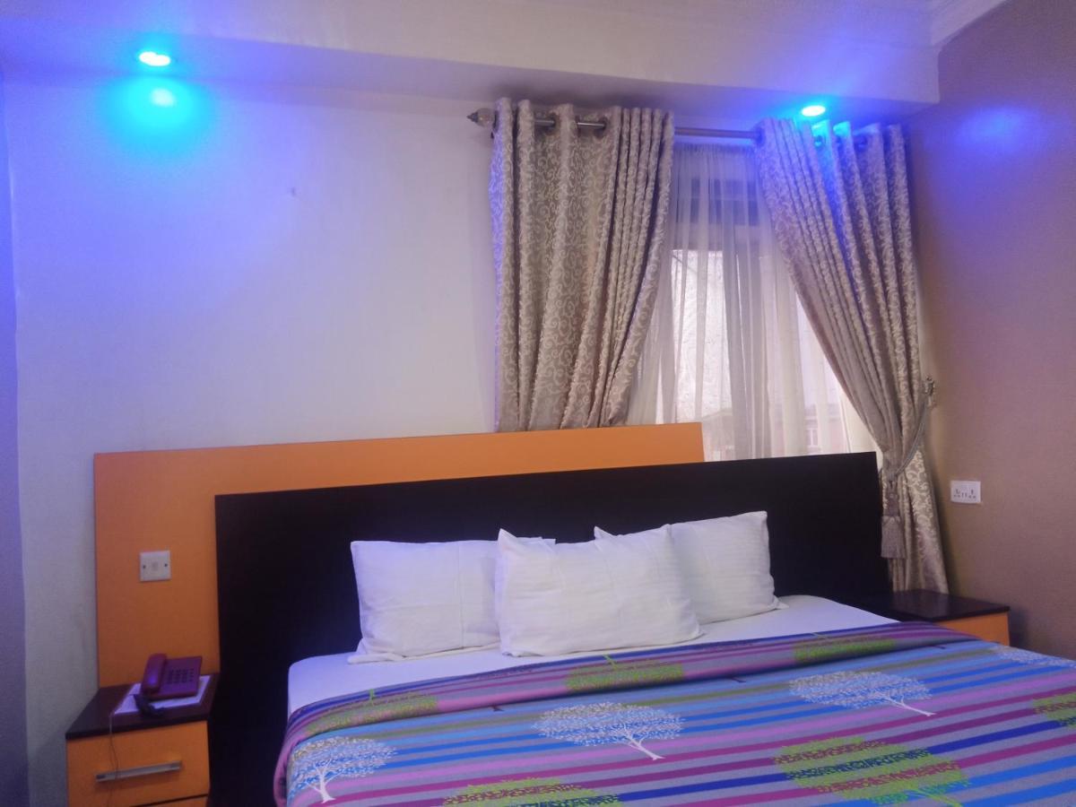 Alluring View Hotel - Toyin Sreet إيكجا المظهر الخارجي الصورة
